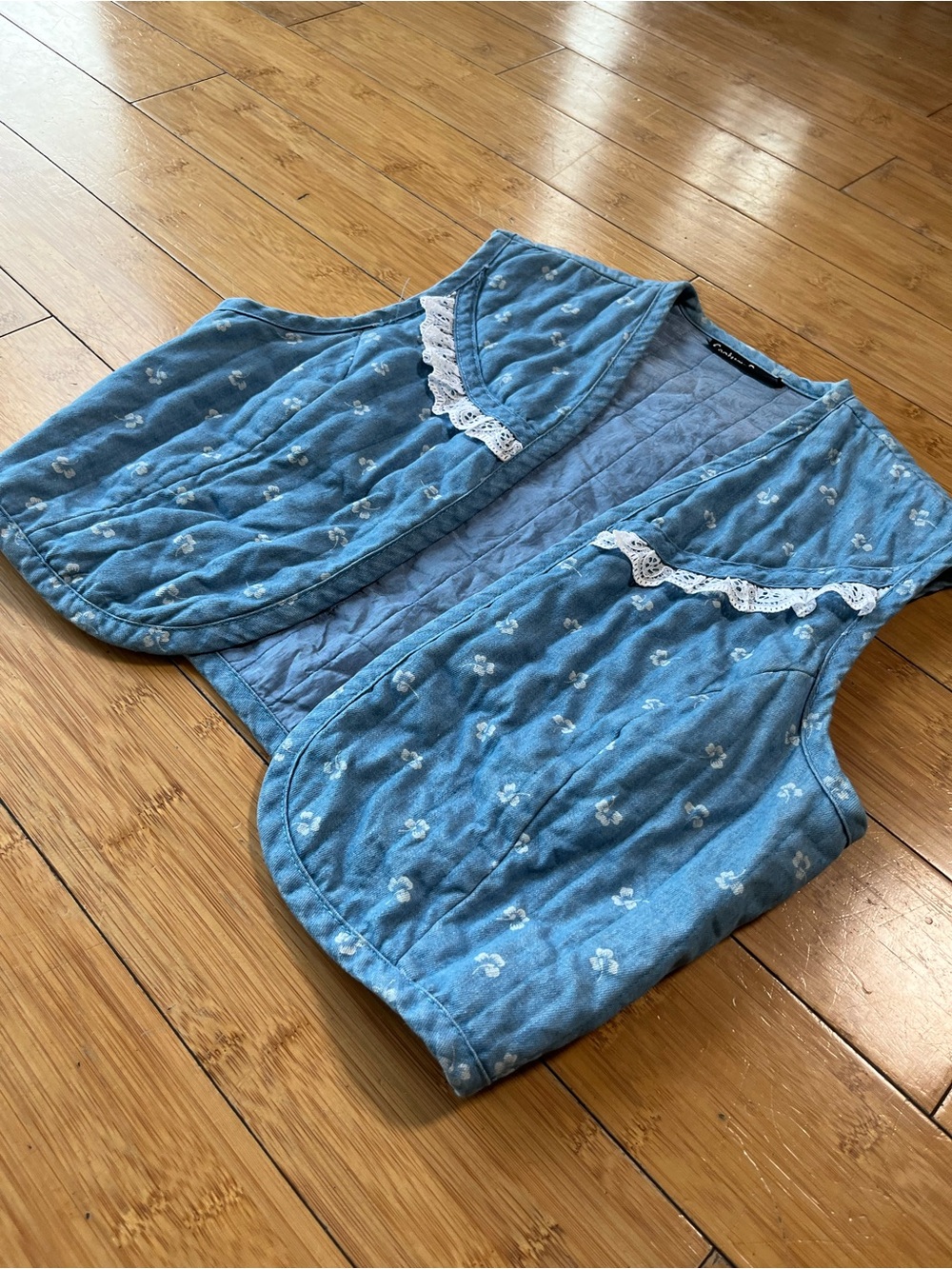 Vintage Cottagecore Quilted Blue Clover Leaf Cropped Vest with Darling Lace Trim - Picture 2 of 10